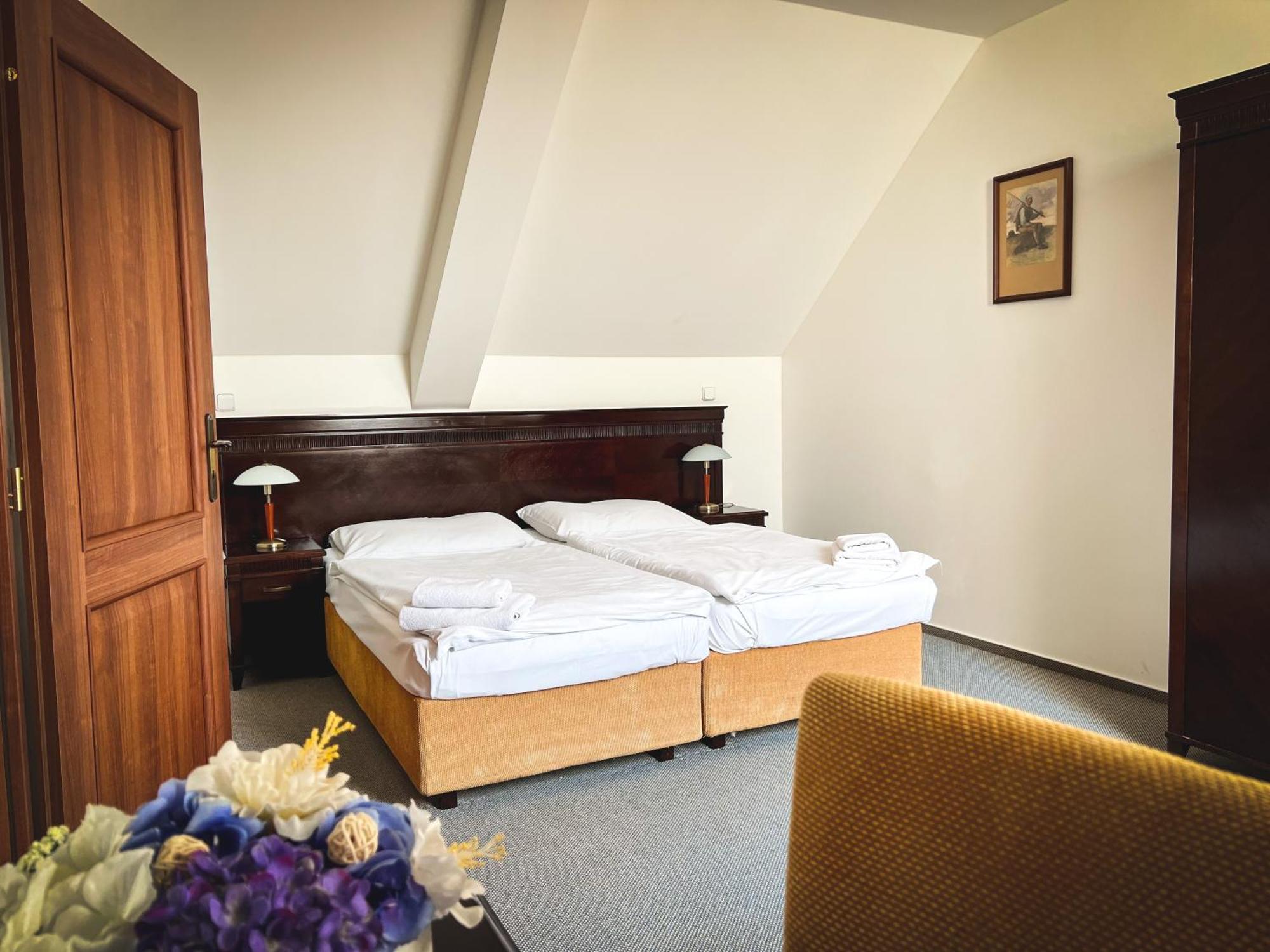 Nepomuk Hotel U Zeleneho Stromu מראה חיצוני תמונה