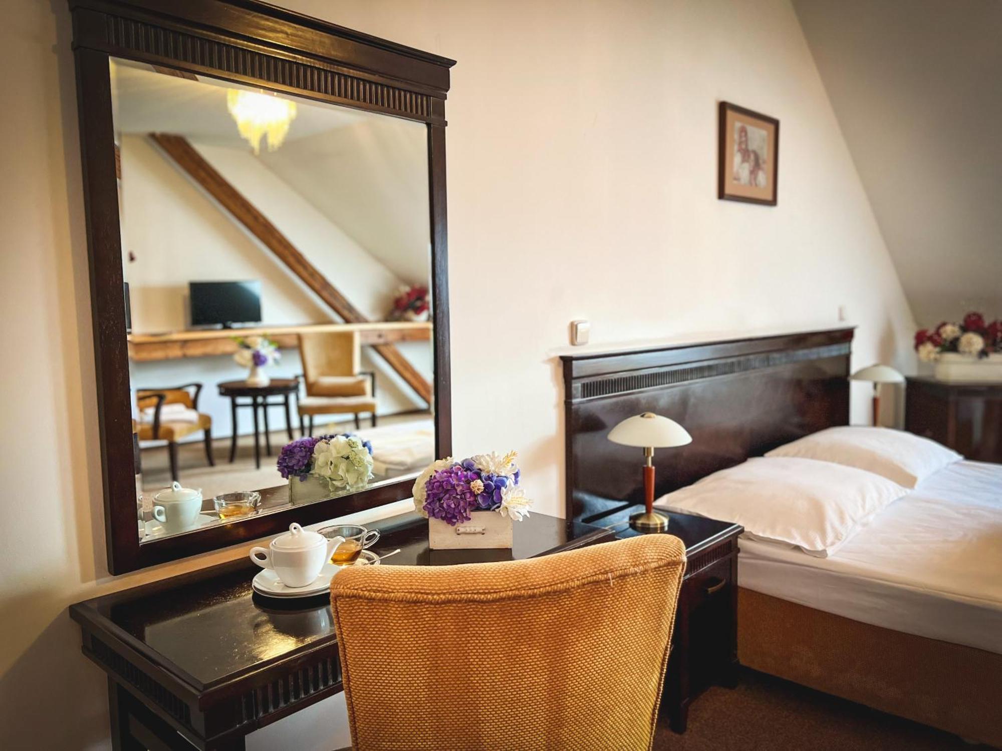 Nepomuk Hotel U Zeleneho Stromu מראה חיצוני תמונה