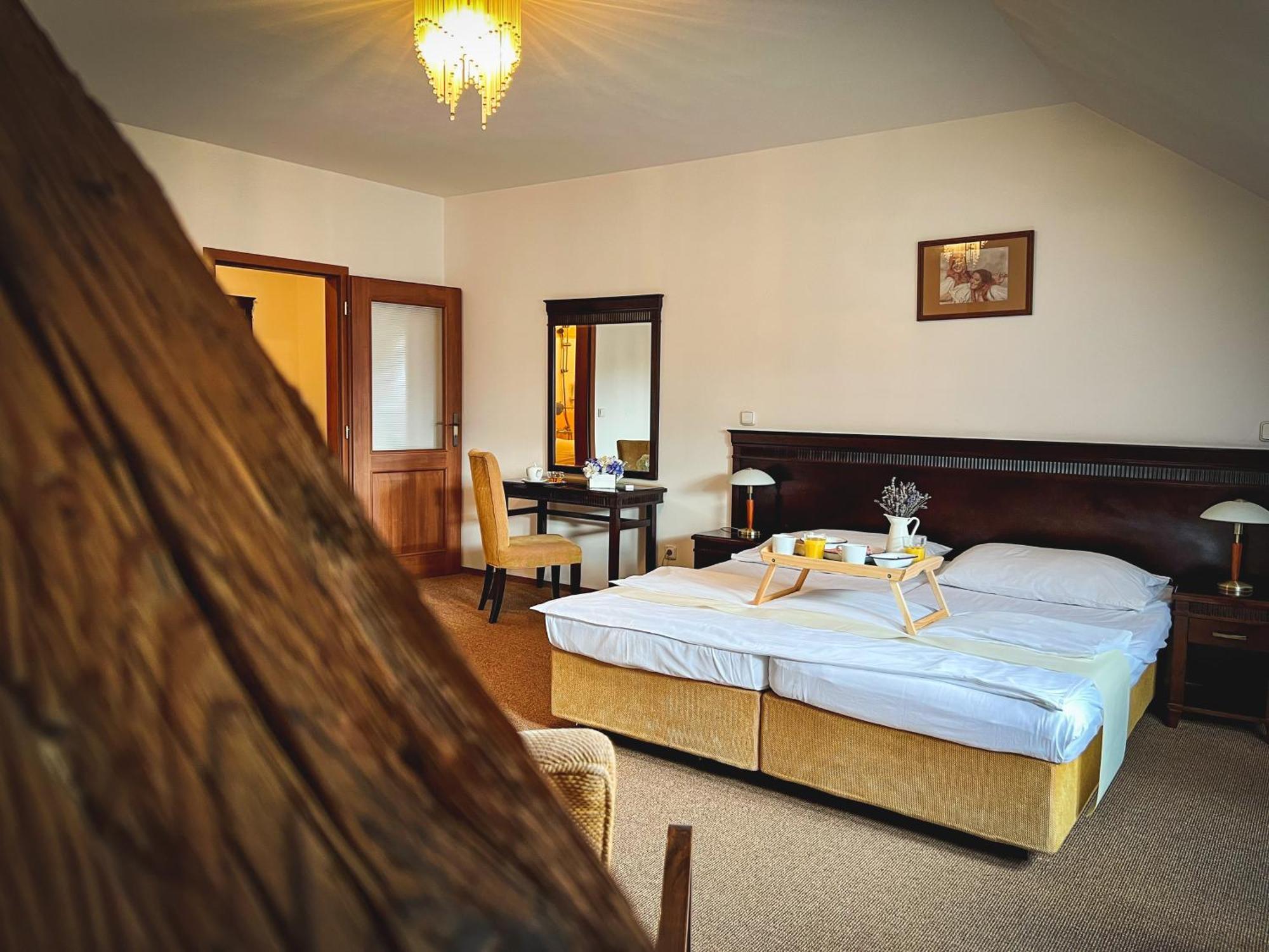 Nepomuk Hotel U Zeleneho Stromu מראה חיצוני תמונה