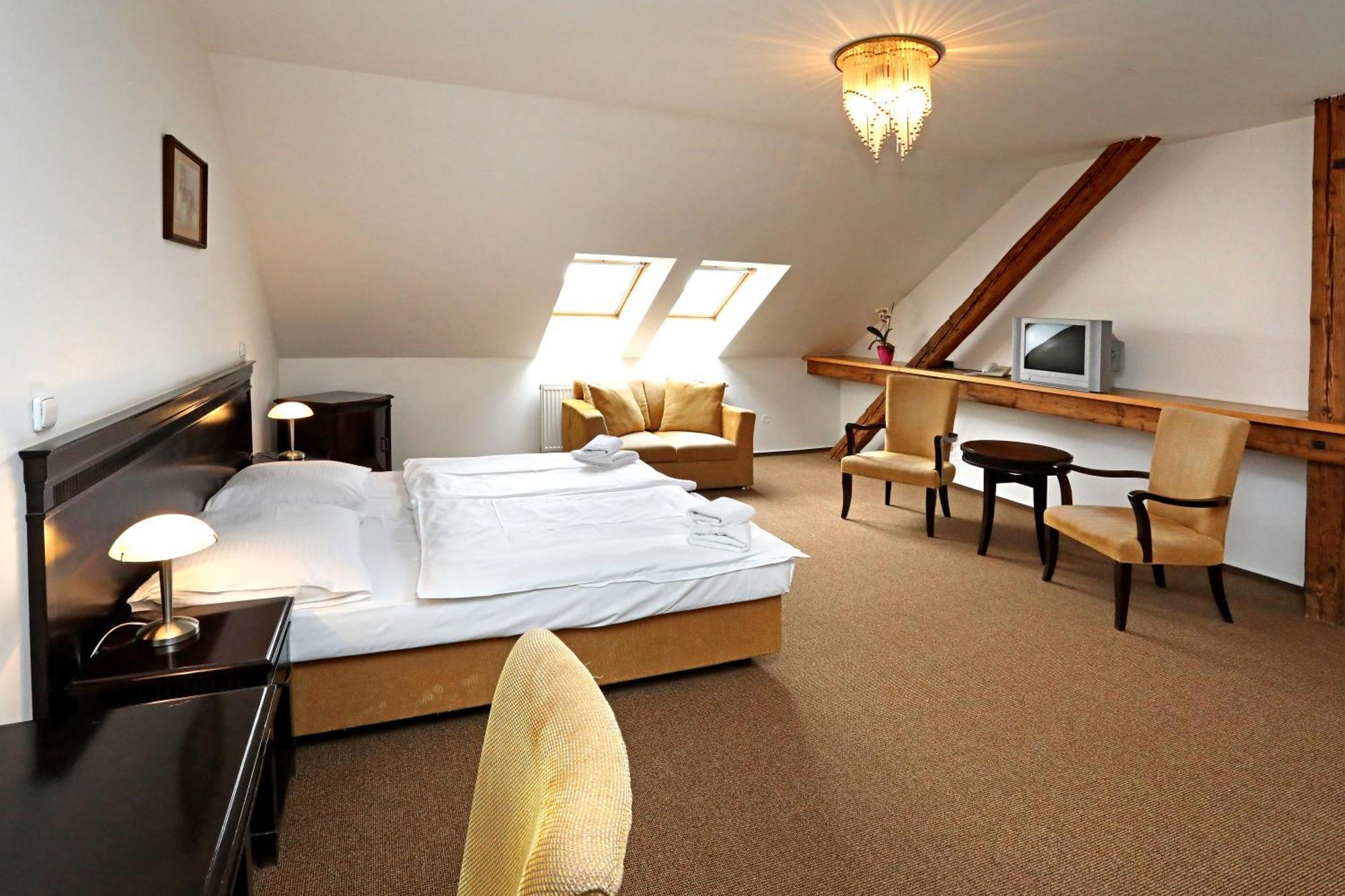Nepomuk Hotel U Zeleneho Stromu מראה חיצוני תמונה